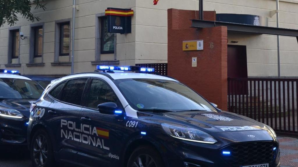 Imagen de un coche de la Policía Nacional en una comisaría