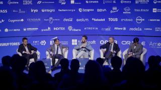 Un momento de la mesa redonda sobre productividad e IA, moderada por Alberto Iglesias Fraga, subdirector de DISRUPTORES.