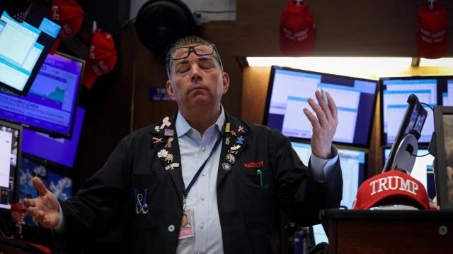 Un 'trader' se lamenta en el parqué de la Bolsa de Nueva York.