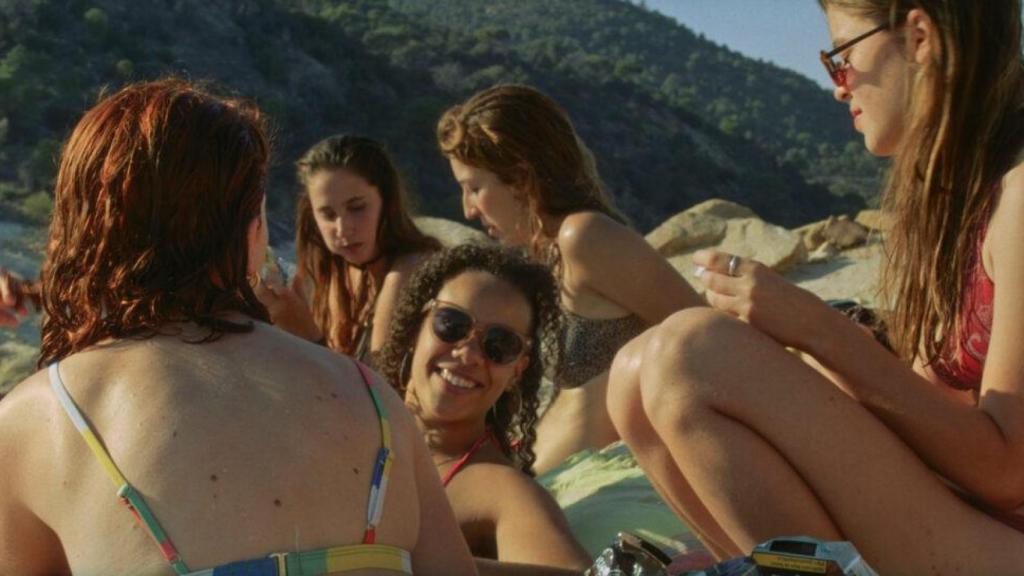 Sara con su nuevo grupo de amigas en una escena de la película