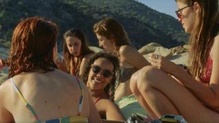 Sara y sus amigas disfrutando en una de las escenas del filme