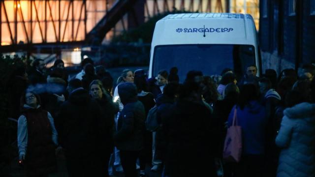 Los trabajadores de Sargadelos se concentran a su llegada a trabajar, a 3 de abril de 2025, en Cervo, Lugo, Galicia (España).