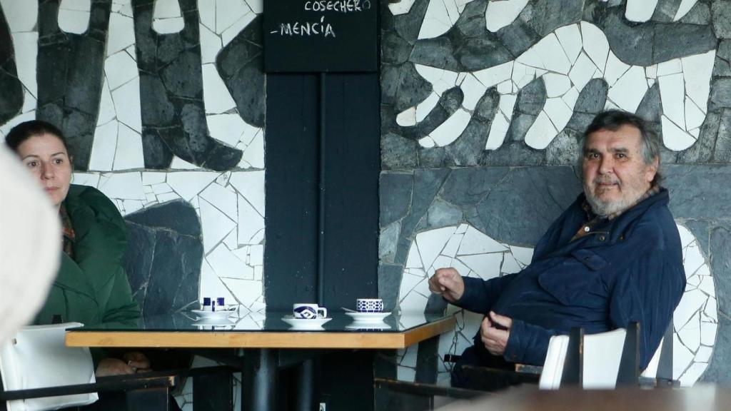 La alcaldesa de Cervo, Dolores García y el propietario de la factoría, Segismundo García, en la cafetería de la fábrica de cerámica de Sargadelos, a 3 de abril de 2025, en Cervo, Lugo, Galicia (España)