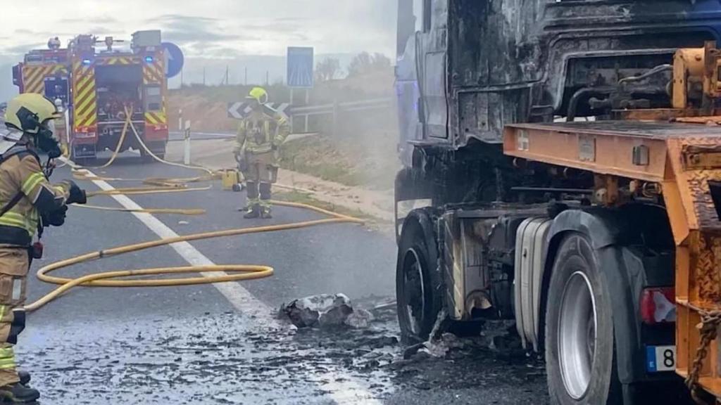 Bomberos de Toledo han intervenido  en la TO-21 al arder la cabeza de un camión