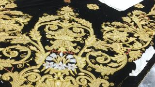 Uno de los trabajadores de Pakistán bordando el manto.