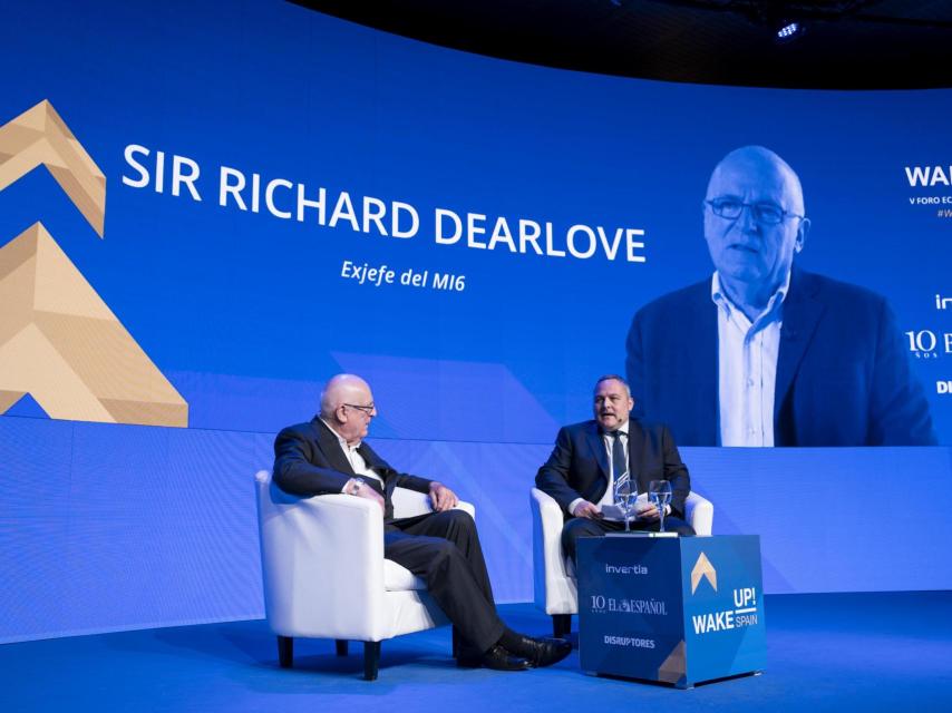 Sir Richard Dearlove, exjefe del MI6, durante su conversación con Nicolás de Pedro, experto en Geopolítica, jefe de Investigación, senior fellow del Institute for Statecraft y columnista de EL ESPAÑOL;