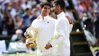 Carlos Alcaraz y Novak Djokovic, tras la final de Wimbledon 2024