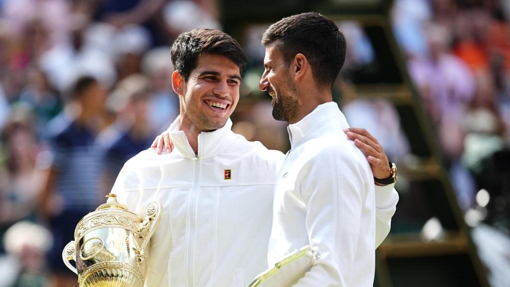 Carlos Alcaraz y Novak Djokovic, tras la final de Wimbledon 2024