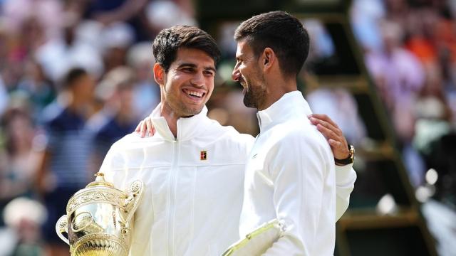 Carlos Alcaraz y Novak Djokovic, tras la final de Wimbledon 2024