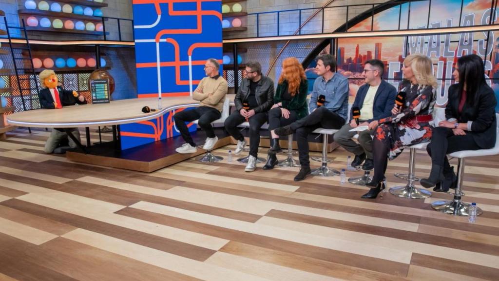 El Teletrapo de Donald Trump junto con el equipo de 'Malas lenguas' durante la presentación del programa.