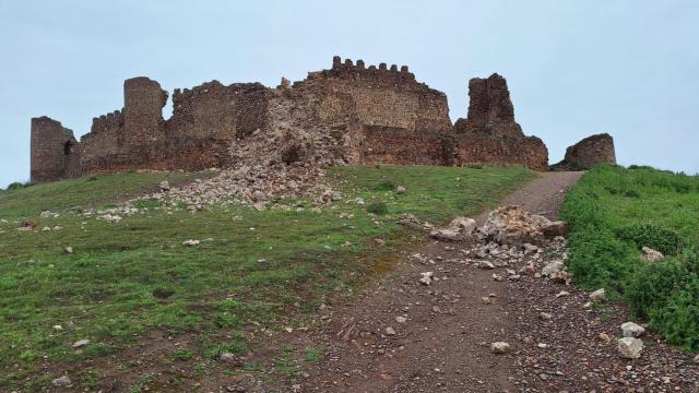 Se derrumba una de las torres del castillo de Almonacid de Toledo.