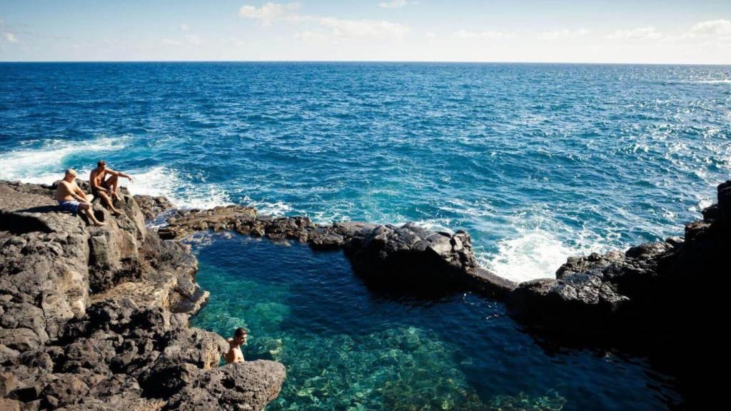 Un paraíso de lava y mar que pocos conocen: unas piscinas naturales de agua turquesa entre rocas negras