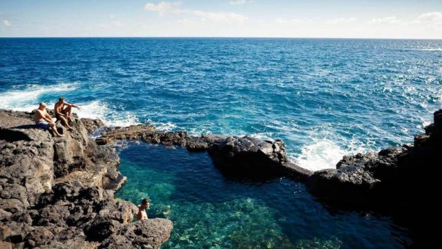 Un paraíso de lava y mar que pocos conocen: unas piscinas naturales de agua turquesa entre rocas negras