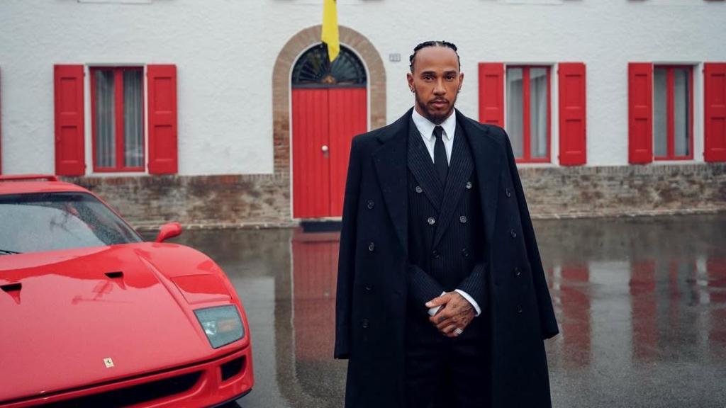 Lewis Hamilton en Maranello durante su primer día como piloto de Ferrari.