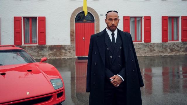 Lewis Hamilton en Maranello durante su primer día como piloto de Ferrari.