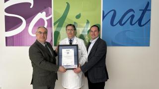 El Director de Castilla-La Mancha de AENOR, Antonio Contreras, hace entrega de la Certificación ISO 9001 a los responsables del proyecto, Andrés Pastor, Director del Hospital Solimat y José Ángel González, Técnico de Prevención y Calidad Asistencial.