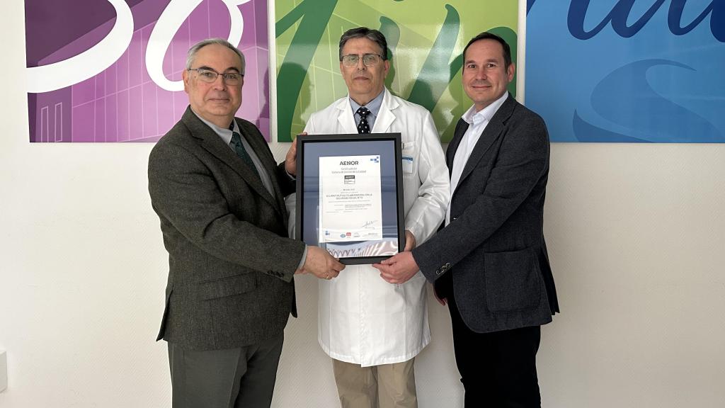 El Director de Castilla-La Mancha de AENOR, Antonio Contreras, hace entrega de la Certificación ISO 9001 a los responsables del proyecto, Andrés Pastor, Director del Hospital Solimat y José Ángel González, Técnico de Prevención y Calidad Asistencial.