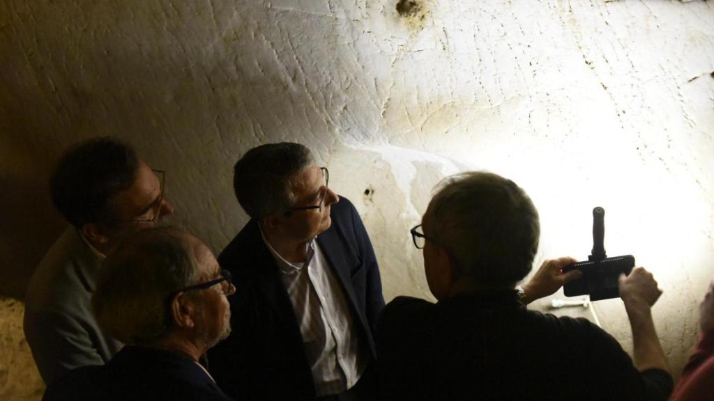 Francisco Salado, alcalde de Rincón de la Victoria, junto a los investigadores en el interior de la Cueva del Tesoro.