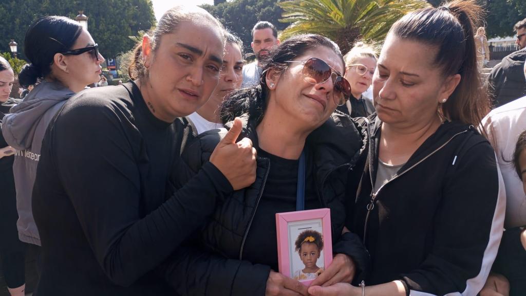 Ramona, este miércoles, sujetando una foto de su difunta hija Nadia, durante el minuto de silencio celebrado en la plaza del Ayuntamiento de Murcia.