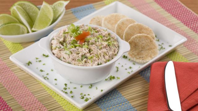 Dip cremoso de atún y aguacate.