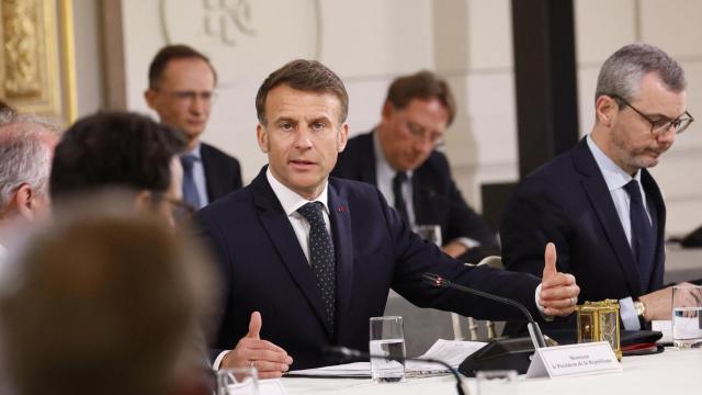 El presidente francés, Emmanuel Macron, habla durante una reunión con representantes de los sectores afectados por los aranceles estadounidenses en el Elíseo.