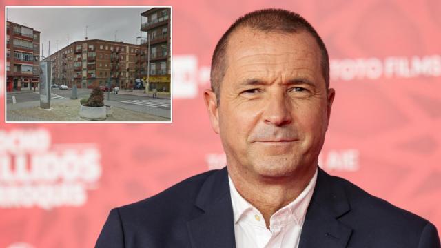 Manu Carreño junto a una imagen del barrio de Las Delicias