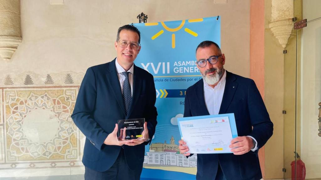 El alcalde Rubén Alfaro y el concejal José Antonio Amat tras recoger el premio.