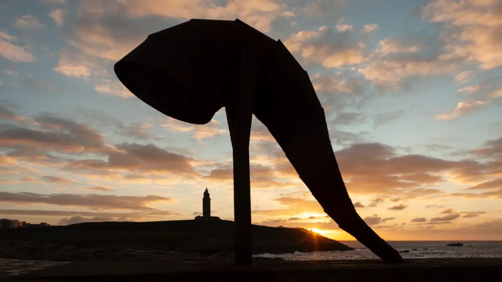 Monumento de la caracola, en el entorno de la Torre de Hércules.
