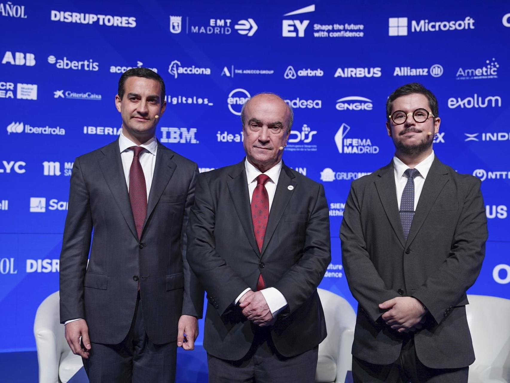 De izquierda a derecha Héctor Ernesto Infante, embajador de Panamá en España; Mariano Jabonero, secretario general de la Organización de Estados Iberoamericanos para la educación, la ciencia y la cultura (OEI); y Javier Velasco Villegas, embajador de Chile en España, en la cuarta jornada del Wake Up, Spain 2025!