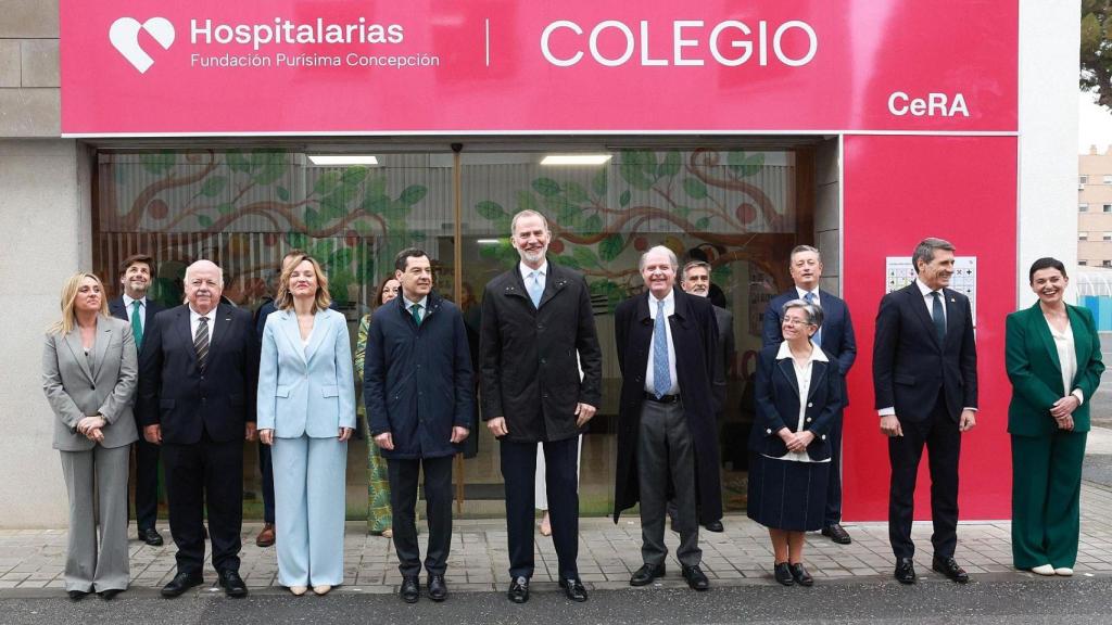 El rey Felipe VI junto a otras autoridades en el centro Purísima Concepción de Hermanas Hospitalarias