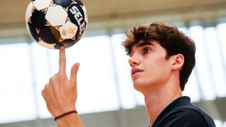 Pablo Urdangarín controla un balón.