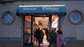 Vecinos del barrio de Las Delicias entrando a su mercado situado en el paseo comercial.