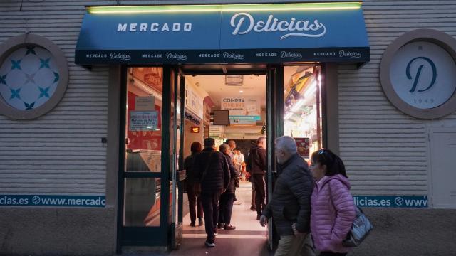 Vecinos del barrio de Las Delicias entrando a su mercado situado en el paseo comercial.