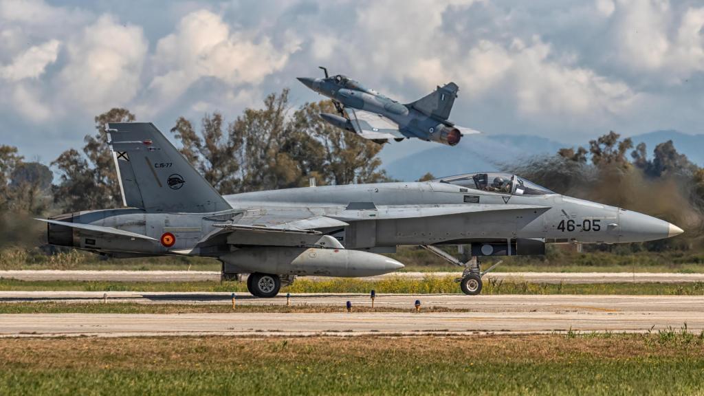 Vista lateral de un F-18 del Ala 46 de Gando, y de una aeronave de la fuerza aérea griega, durante las maniobras Iniochos 2025.
