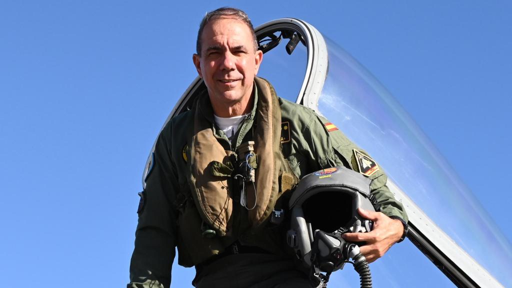 El capitán Bayardo sale de un caza F-18 del Ala 46.