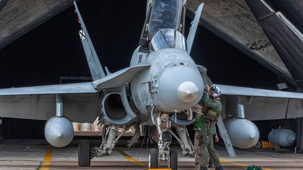 Frontal de un F-18 del Ala 46 de Gando durante el ejercicio Iniochos 2025.