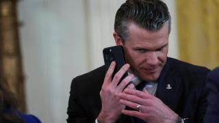 El secretario de Defensa de Estados Unidos, Pete Hegseth, habla por teléfono en una imagen de archivo.