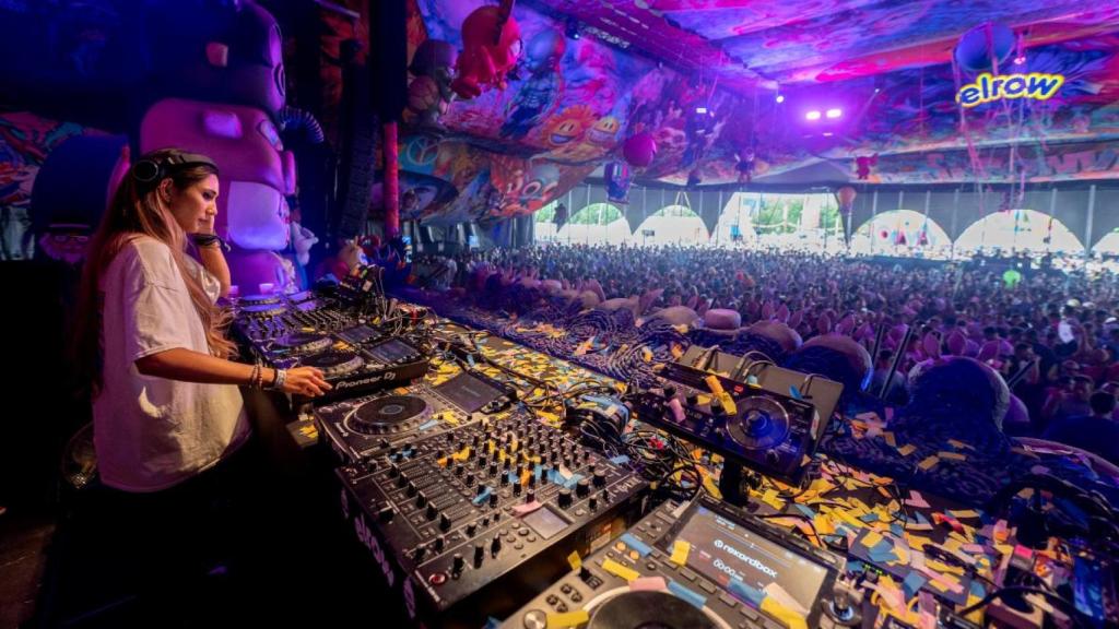 Una dj durante el festival Elrow Town celebrado en IFEMA en 2023. El evento se desarrollará este año en Torrejón de Ardoz.