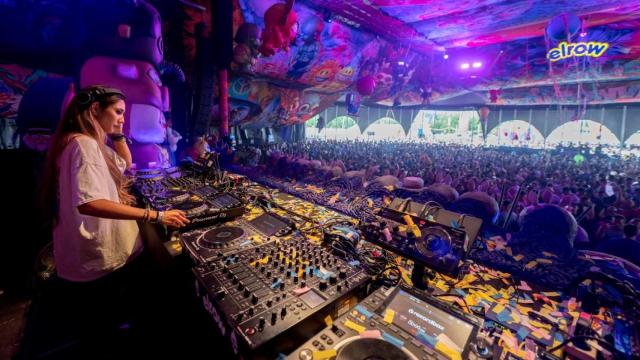 Una dj durante el festival Elrow Town celebrado en IFEMA en 2023. El evento se desarrollará este año en Torrejón de Ardoz.