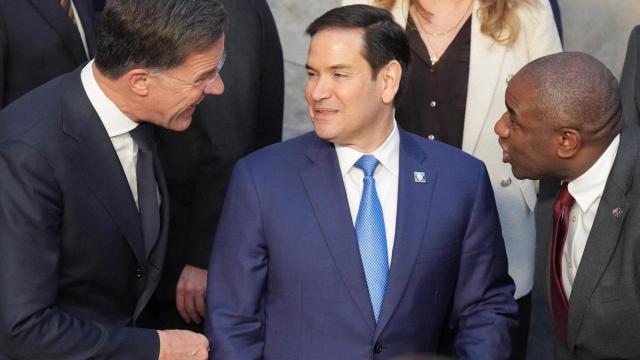 El secretario de Estado de EEUU, Marco Rubio, el secretario general de la OTAN, Mark Rutte, y el ministro de Asuntos Exteriores británico, David Lammy, hablan durante una foto de grupo de los ministros de Asuntos Exteriores de la OTAN en la sede de la alianza en Bruselas.