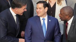 El secretario de Estado de EEUU, Marco Rubio, el secretario general de la OTAN, Mark Rutte, y el ministro de Asuntos Exteriores británico, David Lammy, hablan durante una foto de grupo de los ministros de Asuntos Exteriores de la OTAN en la sede de la alianza en Bruselas.