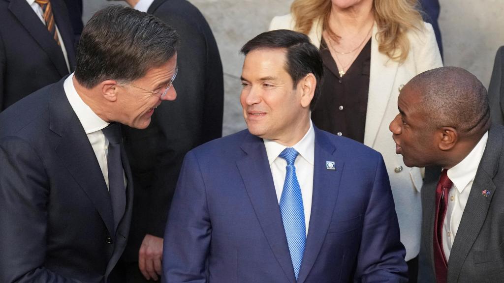 El secretario de Estado de EEUU, Marco Rubio, el secretario general de la OTAN, Mark Rutte, y el ministro de Asuntos Exteriores británico, David Lammy, hablan durante una foto de grupo de los ministros de Asuntos Exteriores de la OTAN en la sede de la alianza en Bruselas.
