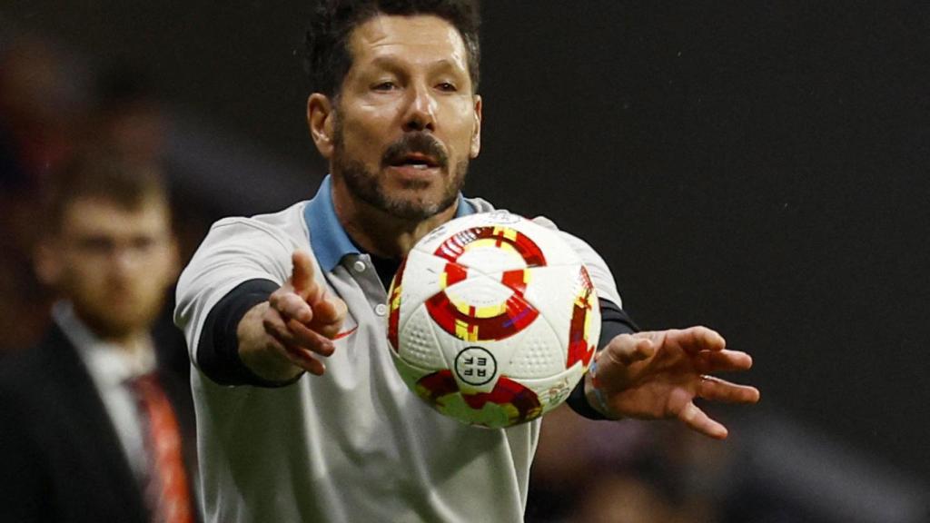 Simeone devuelve un balón en el partido de Copa del Rey ante el Barcelona.