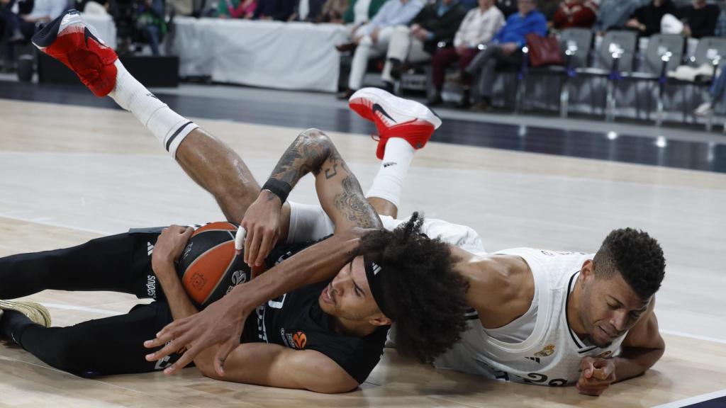 Tavares, en el suelo con Hayes.