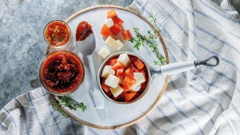 Mermelada de tomate con queso de oveja y flor de orégano.
