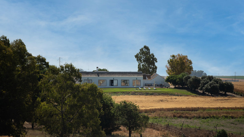 Nos colamos en el caserío La Motilla, la finca del siglo XVI que posee Cayetano Martínez de Irujo en Sevilla