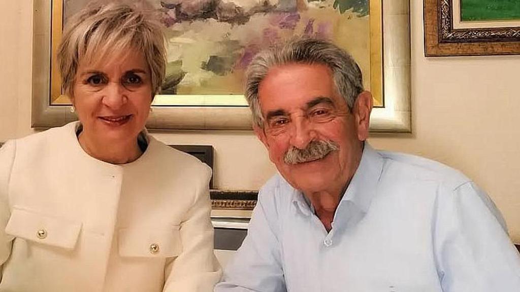 Miguel Ángel Revilla y su mujer, en una foto de redes sociales.