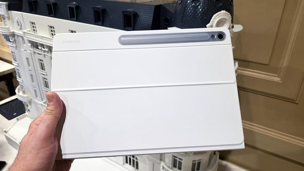 Samsung Galaxy Tab S10 FE con el accesorio extra de teclado y funda