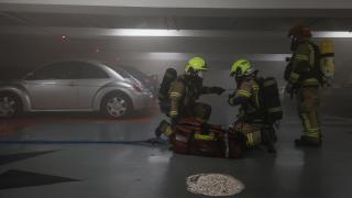 Simulacro de los Bomberos de Valencia para sofocar un incendio en un parking de vehículos eléctricos