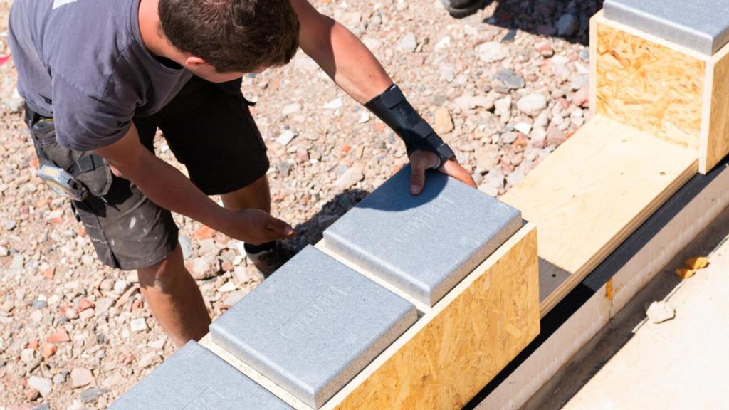 Un operario instalando los bloques de Gablok